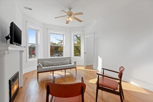 3268 W Fullerton Ave, Unit 2 in Chicago, IL - Foto de edificio - Building Photo