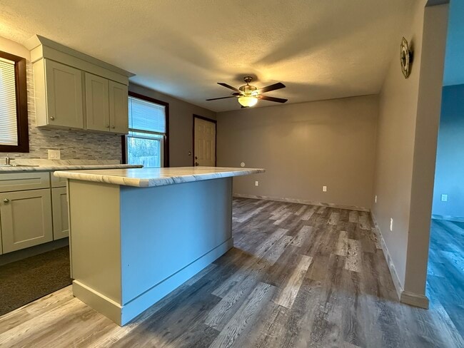 388 Newcomb Rd, Unit Apartment-B in North Kingstown, RI - Building Photo - Building Photo