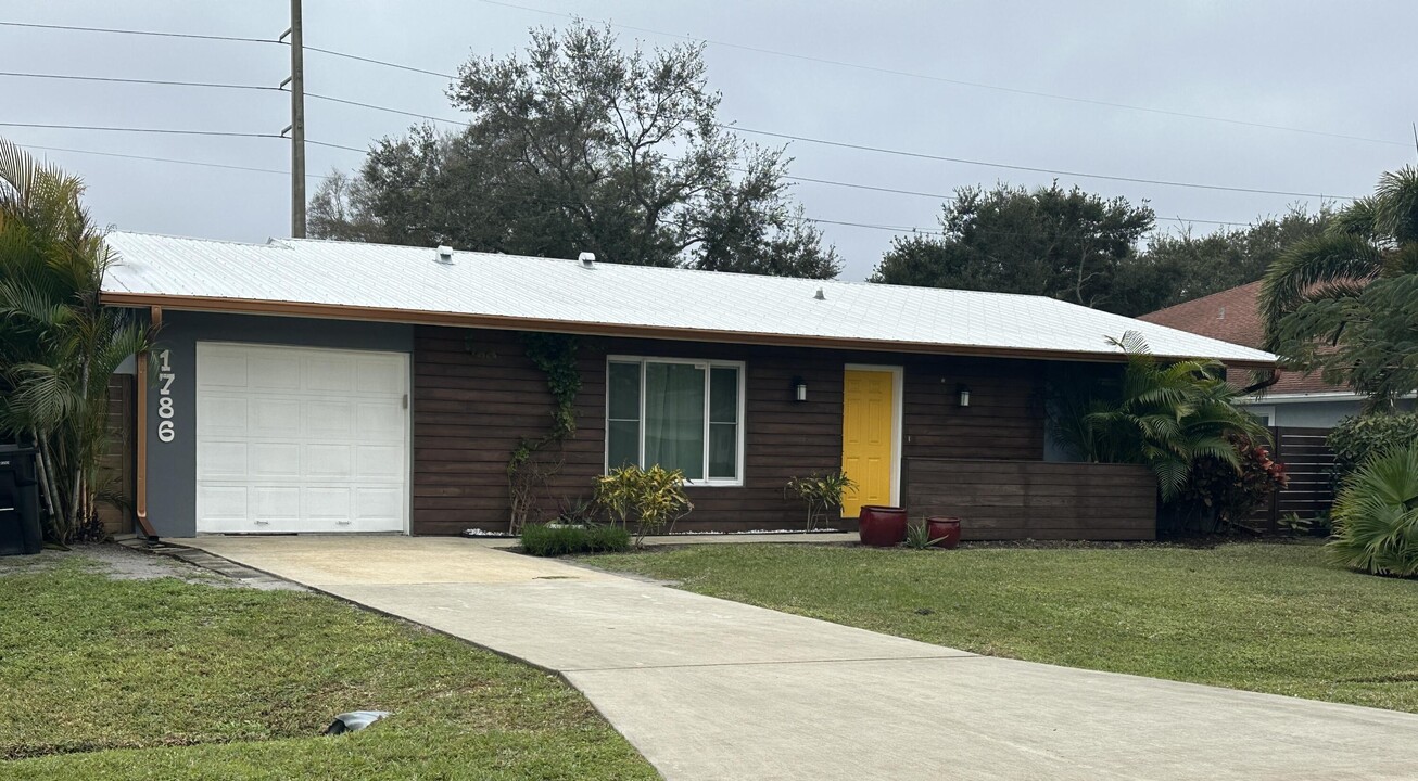 1786 SE Minorca Ave in Port St. Lucie, FL - Building Photo