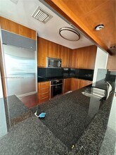 901 Brickell Key Blvd, Unit # 1401 in Miami, FL - Foto de edificio - Building Photo