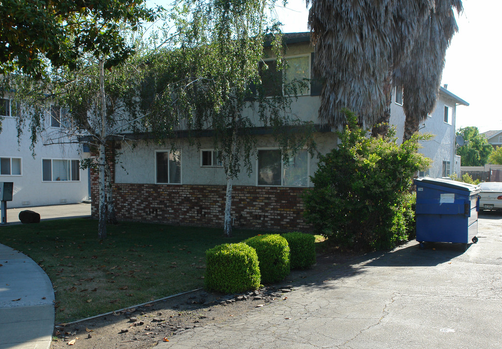 1656 Queen Charlotte Drive in Sunnyvale, CA - Building Photo