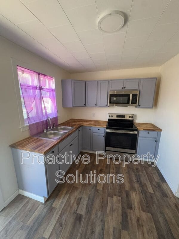 221 Dunmore St in Throop, PA - Foto de edificio - Building Photo