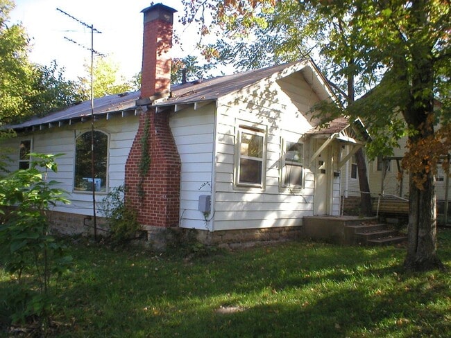 121 W Martin St in El Dorado Springs, MO - Building Photo - Building Photo