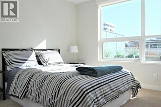 125 E 14th St in North Vancouver, BC - Building Photo - Building Photo