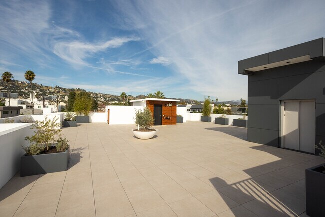 547 N Sweetzer Ave in West Hollywood, CA - Building Photo - Building Photo