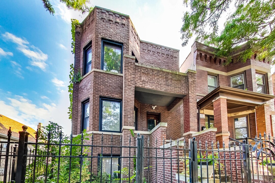 2537 W Carmen Ave in Chicago, IL - Building Photo