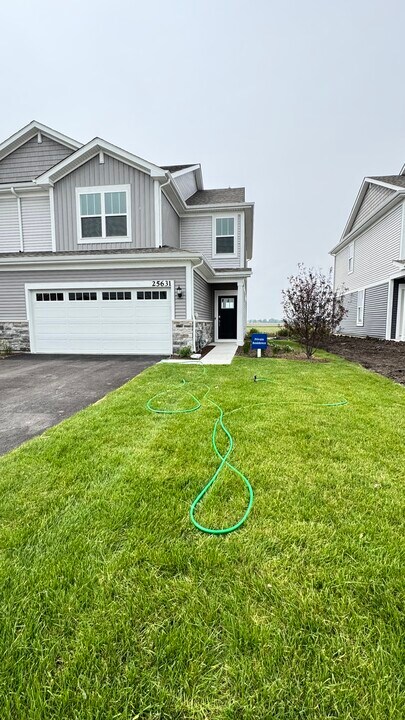 25631 W Yorkshire Dr in Plainfield, IL - Building Photo