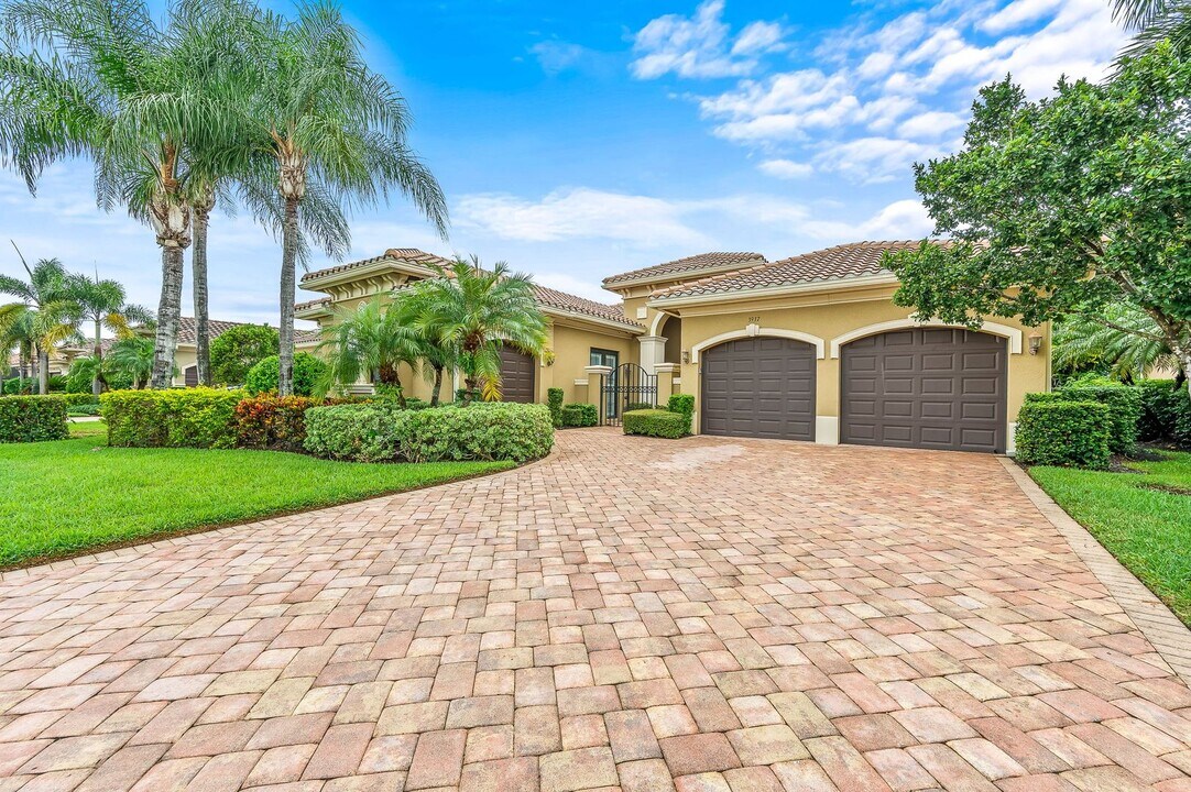 3937 Gibralter Dr in Naples, FL - Building Photo
