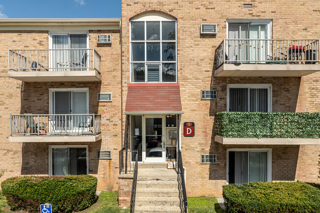 Bishop Hill Apartments in Secane, PA - Foto de edificio - Building Photo