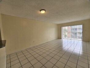 3600 NW 21st St in Lauderdale Lakes, FL - Foto de edificio - Building Photo