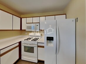 1440 Summerhill Dr in Mundelein, IL - Foto de edificio - Building Photo