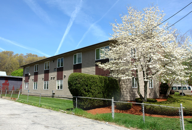 462 E School St in Woonsocket, RI - Foto de edificio - Building Photo