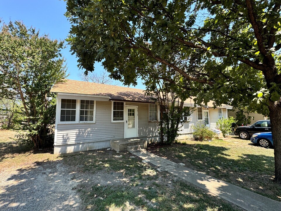 Graham St Duplexes in Fort Worth, TX - Building Photo