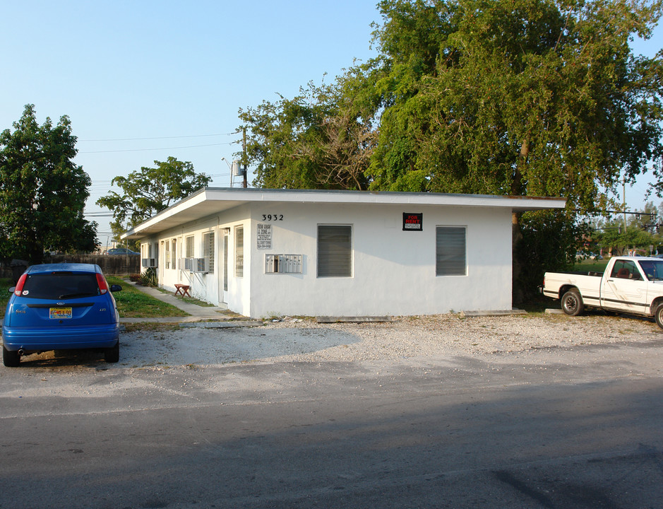 3932 SW 12th Pl in Fort Lauderdale, FL - Foto de edificio