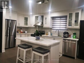 32 Dowswell Dr in Toronto, ON - Building Photo - Building Photo
