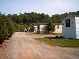 1.99 Acre Mobile Home Park in Canton, NC - Foto de edificio - Building Photo