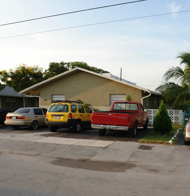 800-810 SE 18th St in Fort Lauderdale, FL - Foto de edificio - Building Photo