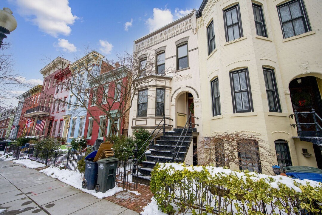 303 C St SE-Unit -Unit A in Washington, DC - Building Photo