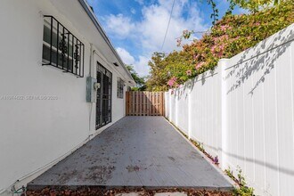 1301 NE 153rd St in North Miami Beach, FL - Building Photo - Building Photo