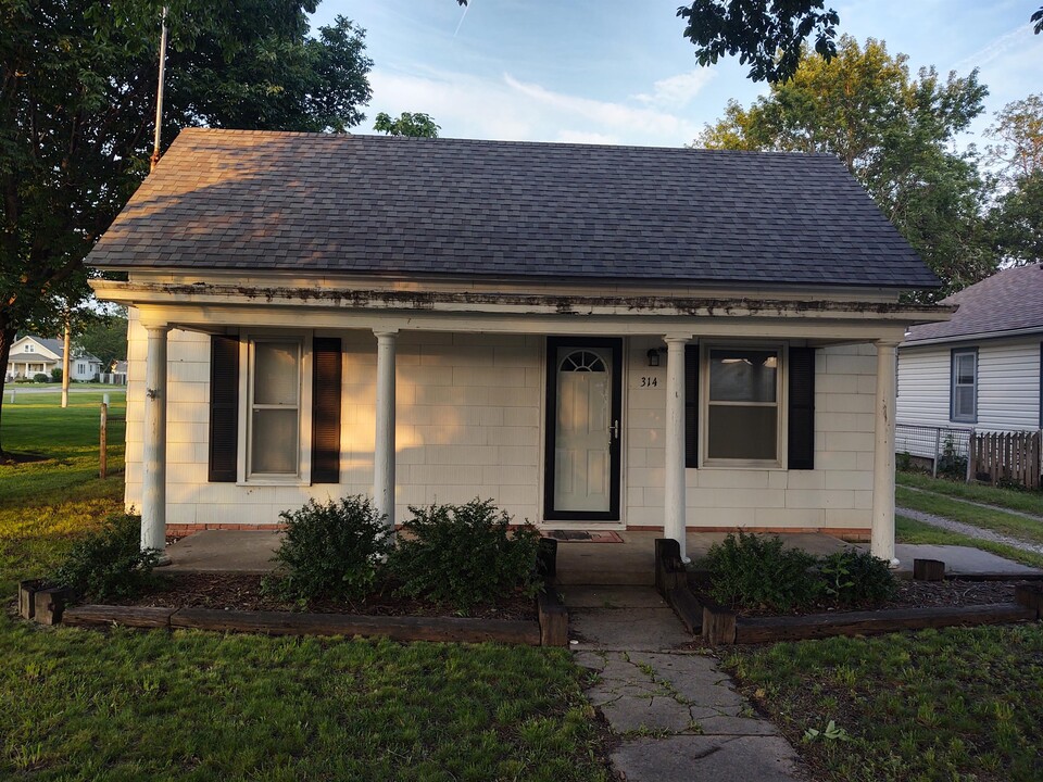 314 3rd St in Claflin, KS - Building Photo