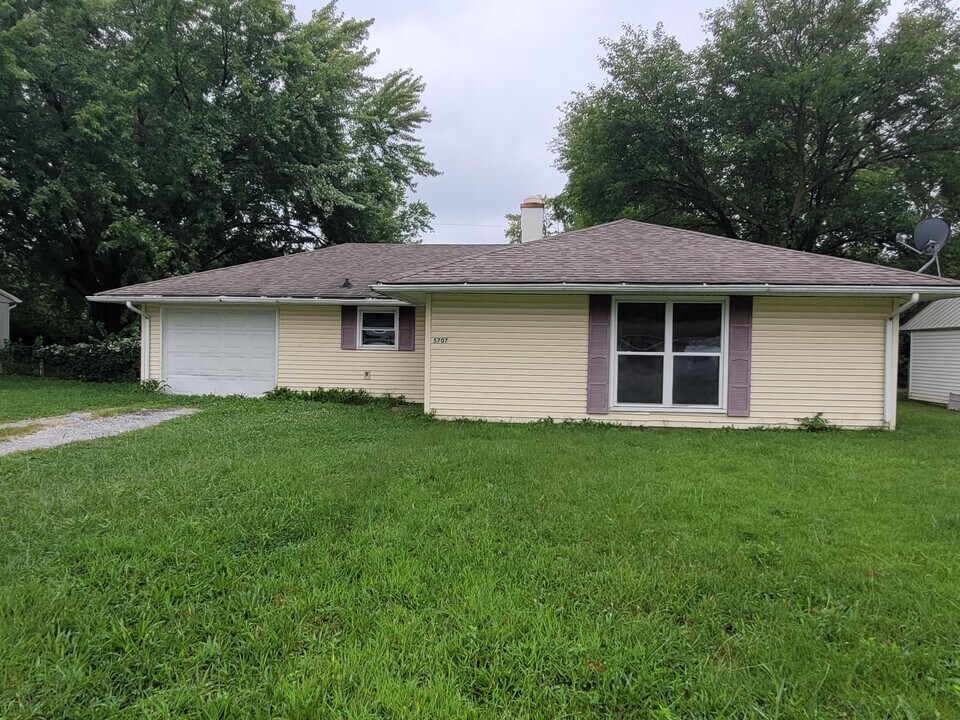 5707 Gateway Dr in Indianapolis, IN - Building Photo