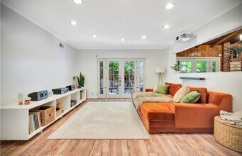 6556 Greenbush Ave in Los Angeles, CA - Building Photo - Building Photo