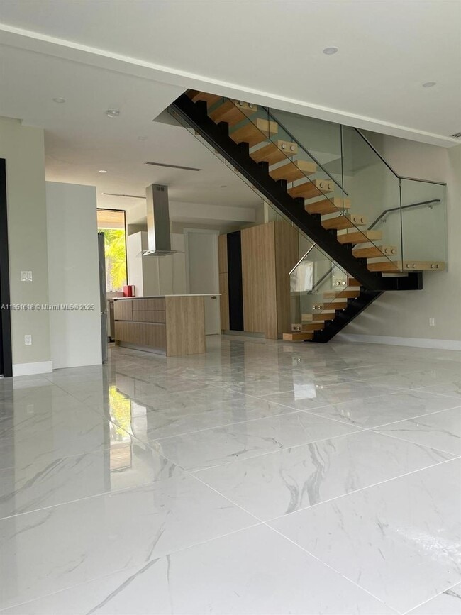 570 Fernwood Rd in Key Biscayne, FL - Building Photo - Building Photo