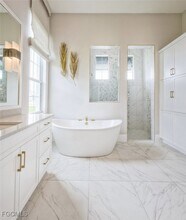 19053 WildBlue Blvd in Miromar Lakes, FL - Foto de edificio - Building Photo