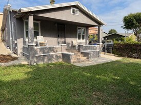1302 N Chester Ave in Inglewood, CA - Building Photo