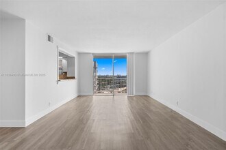 137 Golden Isles Dr in Hallandale Beach, FL - Building Photo - Building Photo