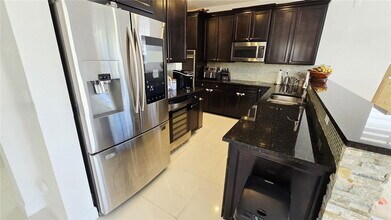 10032 NW 87th Terrace in Doral, FL - Building Photo - Building Photo