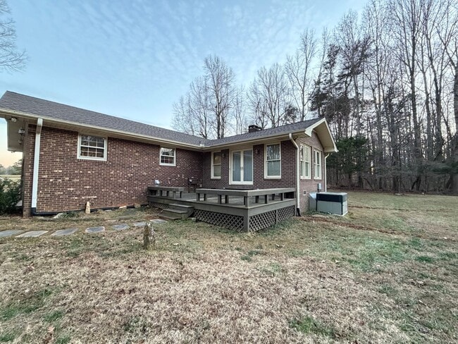 6811 Oakdale Rd in Liberty, NC - Building Photo - Building Photo