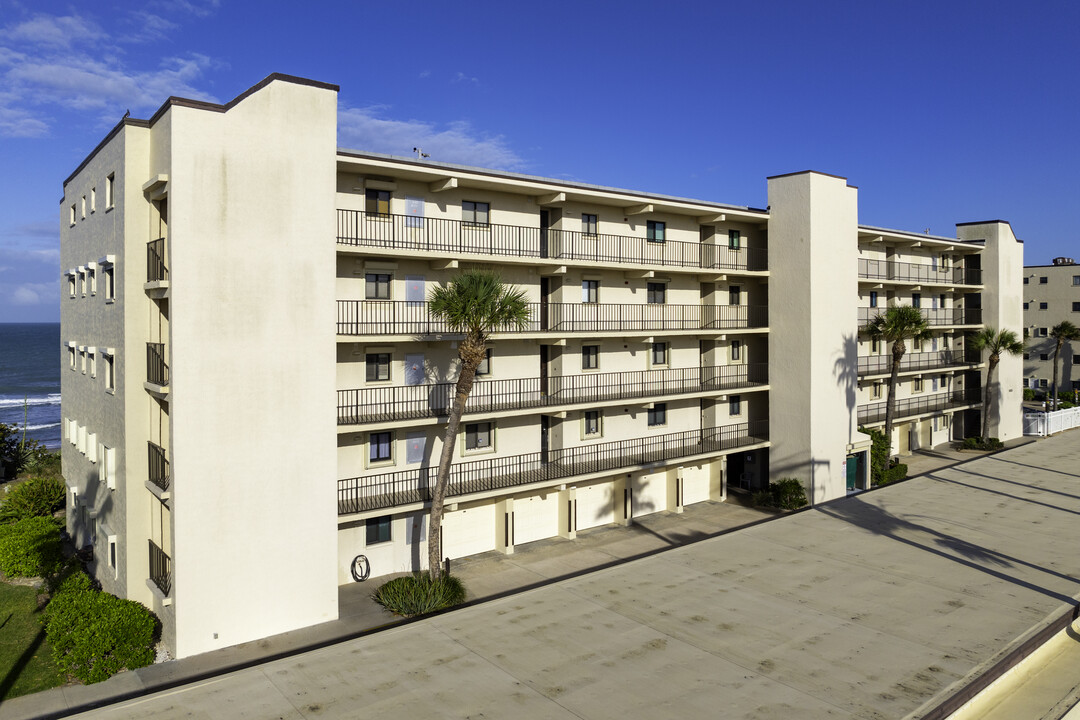 Eastwind Condos in Satellite Beach, FL - Foto de edificio