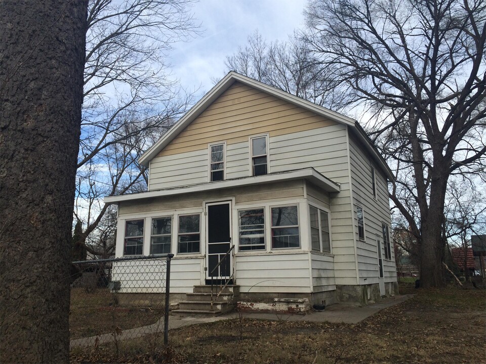 213 Cottage St in Waterloo, IA - Building Photo