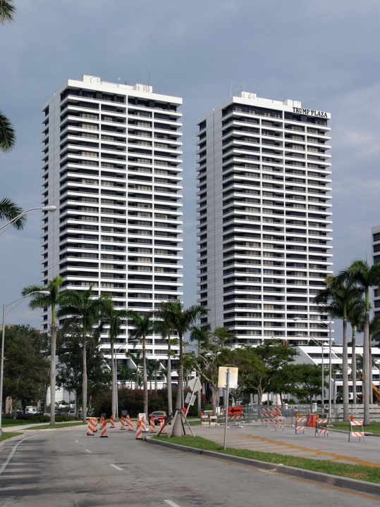 The Plaza of the Palm Beaches in West Palm Beach, FL - Foto de edificio