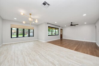 4821 Viking Dr in Houston, TX - Building Photo - Building Photo