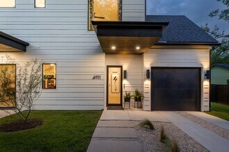 4911 Duval St in Austin, TX - Foto de edificio - Building Photo