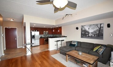 6420 Double Eagle Dr, Unit 809 in Woodridge, IL - Foto de edificio - Building Photo