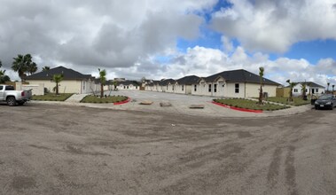 1810 Atrium Pl Dr, Unit 1 in Harlingen, TX - Building Photo - Building Photo
