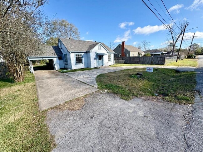 1836 Rivercrest St in Beaumont, TX - Building Photo - Building Photo