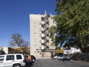 Crestwood Apartments in Chicago, IL - Building Photo - Building Photo