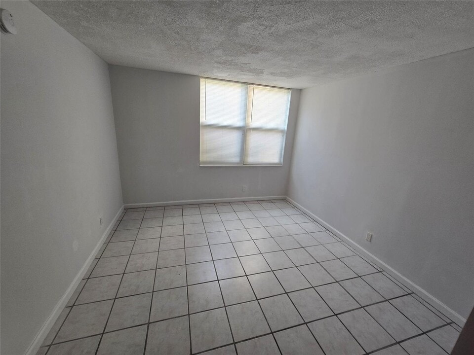 9431 Live Oak Pl, Unit 109 in Davie, FL - Foto de edificio