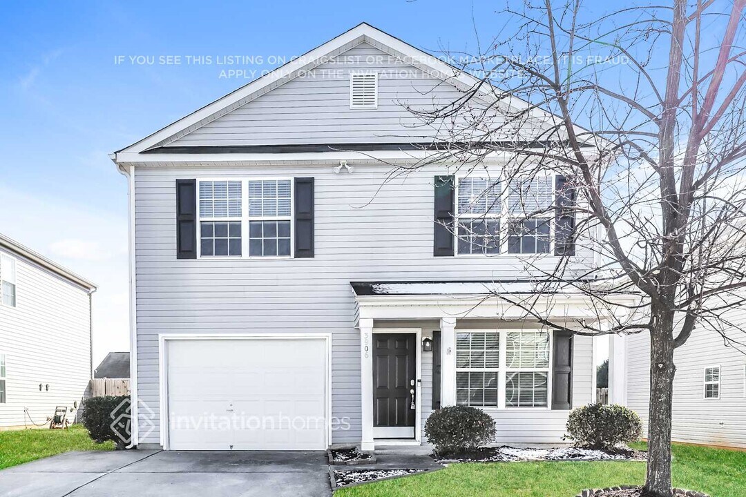 3906 Creekmoore Dr in Winston-Salem, NC - Building Photo