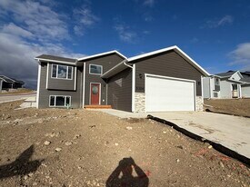 5304 Silverton St in Rapid City, SD - Building Photo