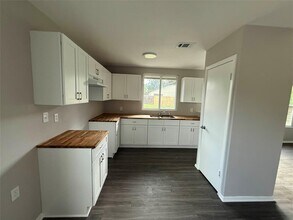 6800 Bryonwood Dr in Austin, TX - Building Photo - Building Photo