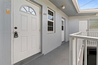 1667 NE Miami Gardens Dr in Miami, FL - Building Photo - Building Photo