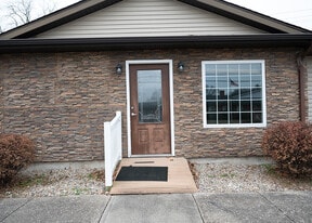 813 N Main St in Flora, IL - Building Photo