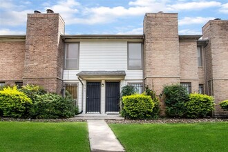 6001 Reims Rd in Houston, TX - Foto de edificio - Building Photo