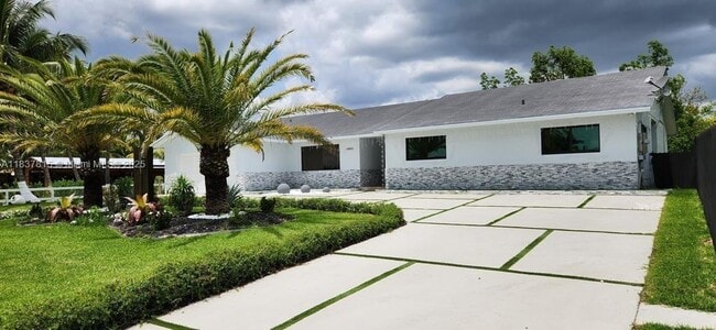 19955 SW 198th St in Miami, FL - Foto de edificio - Building Photo