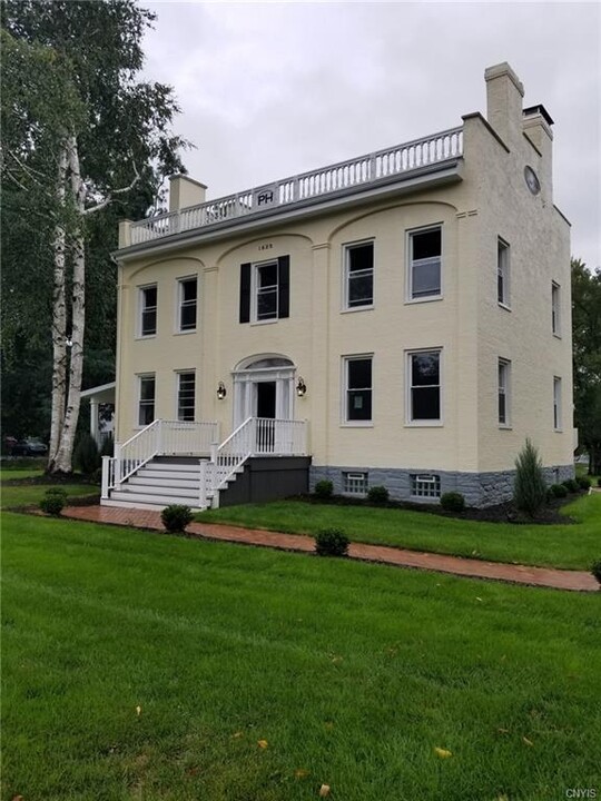 7189 E Genesee St in Fayetteville, NY - Building Photo